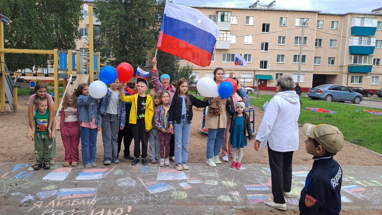 Азнакай балалары Россия флагын өйрәнә