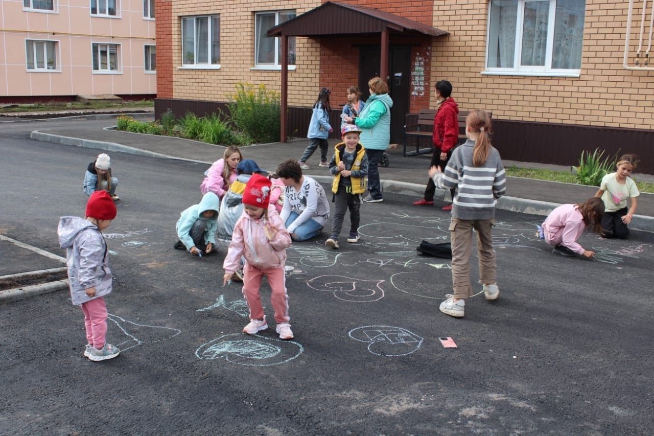 Актүбәлеләр программа нигезендә төзекләнгән ишегалдында бәйрәм иттеләр