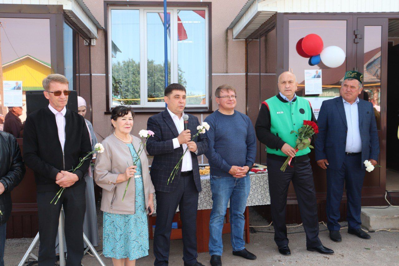 В селе Таллы-Буляк открыли мемориальную доску в память о легендарном земляке