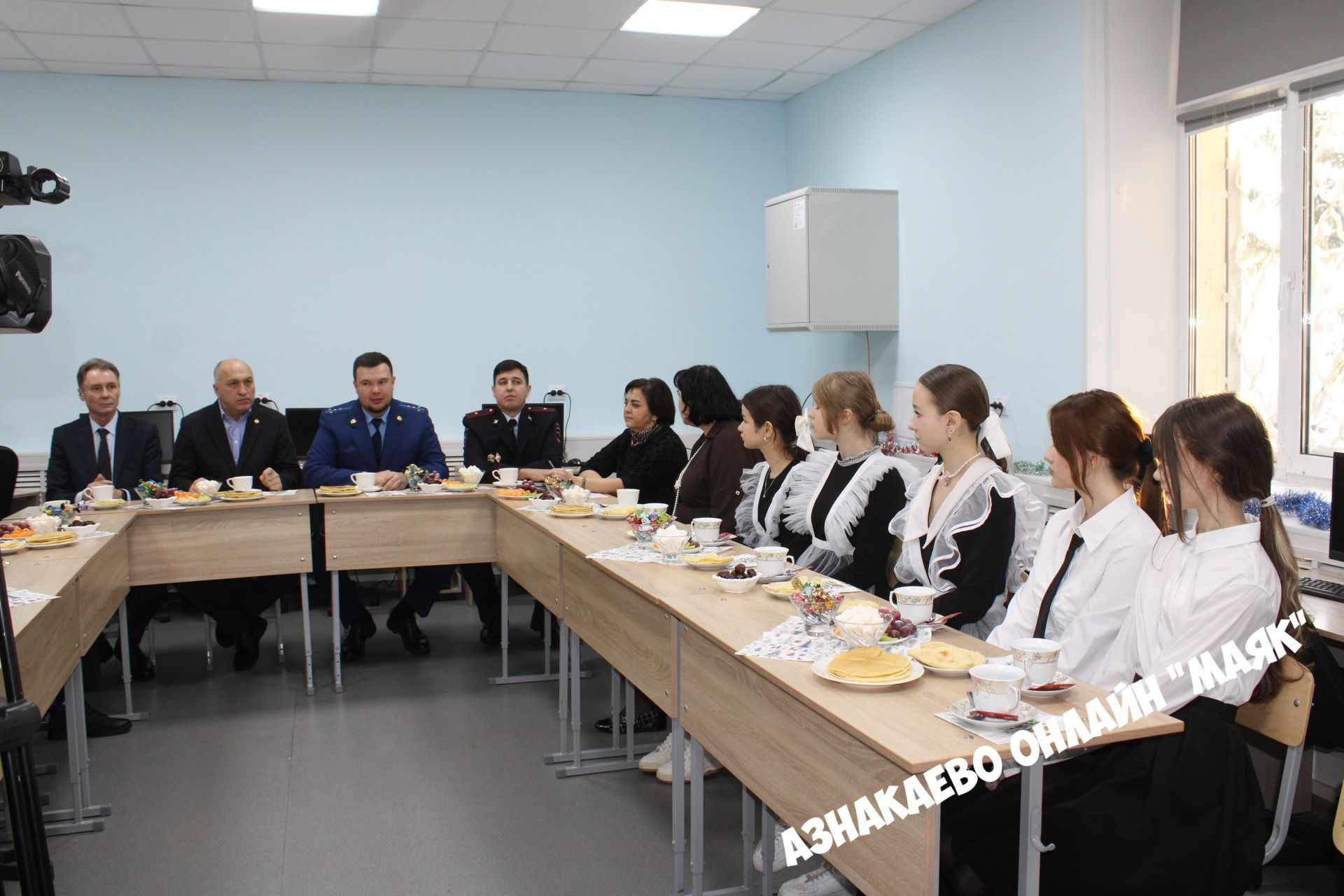 Азнакайда җитәкчеләр һәм мәктәп укучылары намуслылык кыйммәтләре турында фикер алыштылар