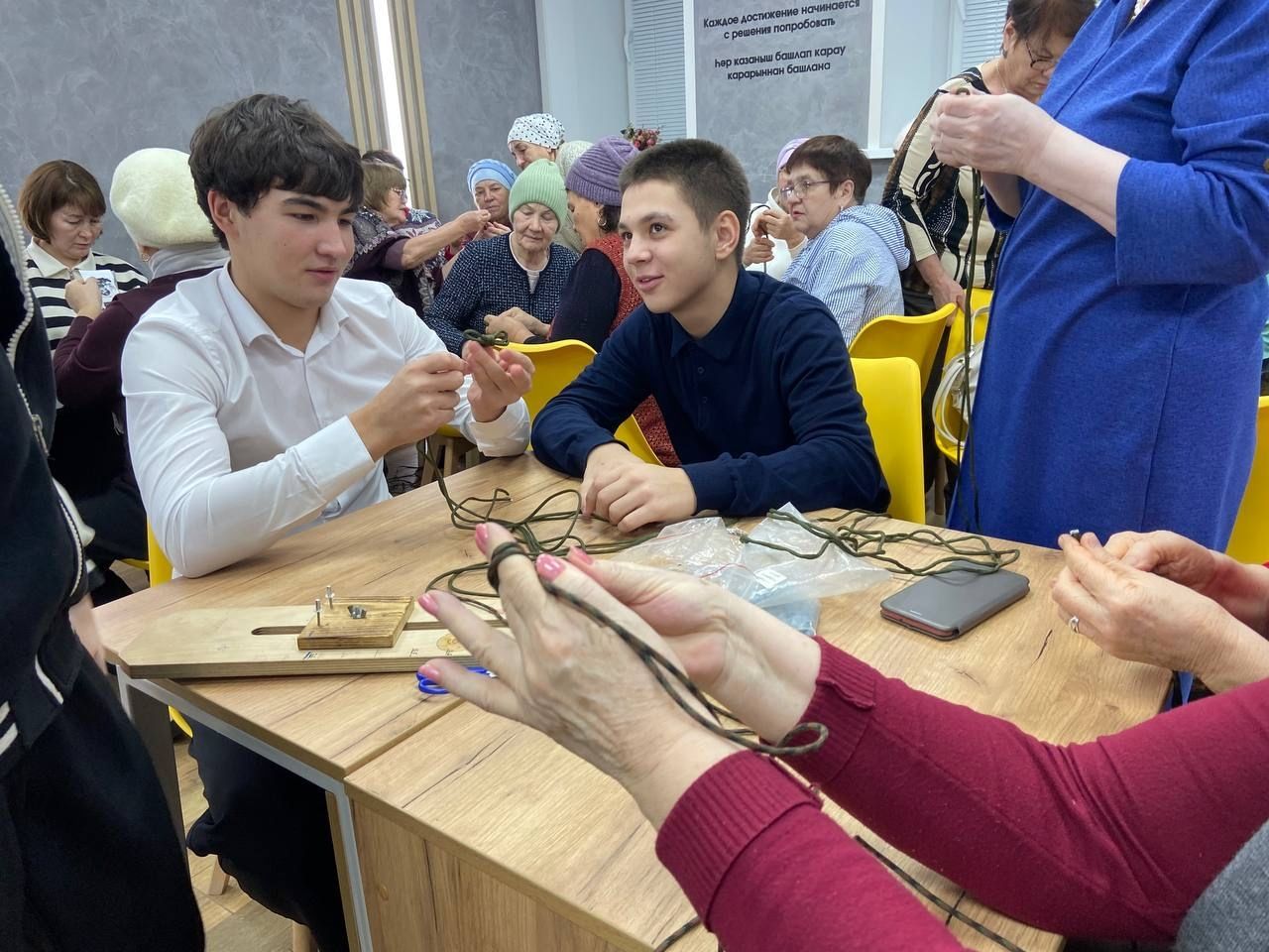 Волонтеры Азнакаево сплели «Браслеты жизни» для защитников Отечества