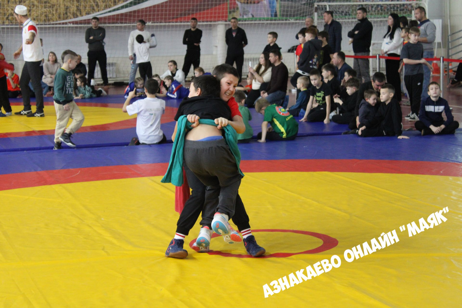 В Азнакаево проходит турнир по борьбе на Кубок главы района