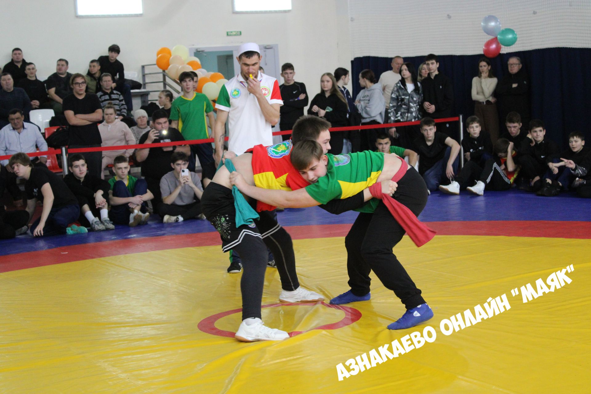 В Азнакаево проходит турнир по борьбе на Кубок главы района