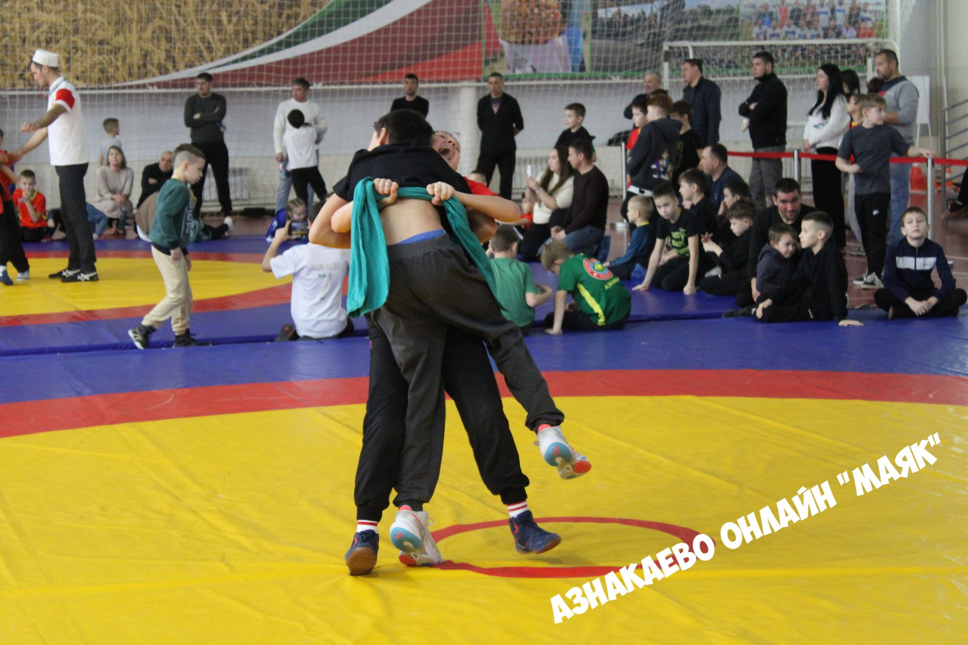 В Азнакаево проходит турнир по борьбе на Кубок главы района