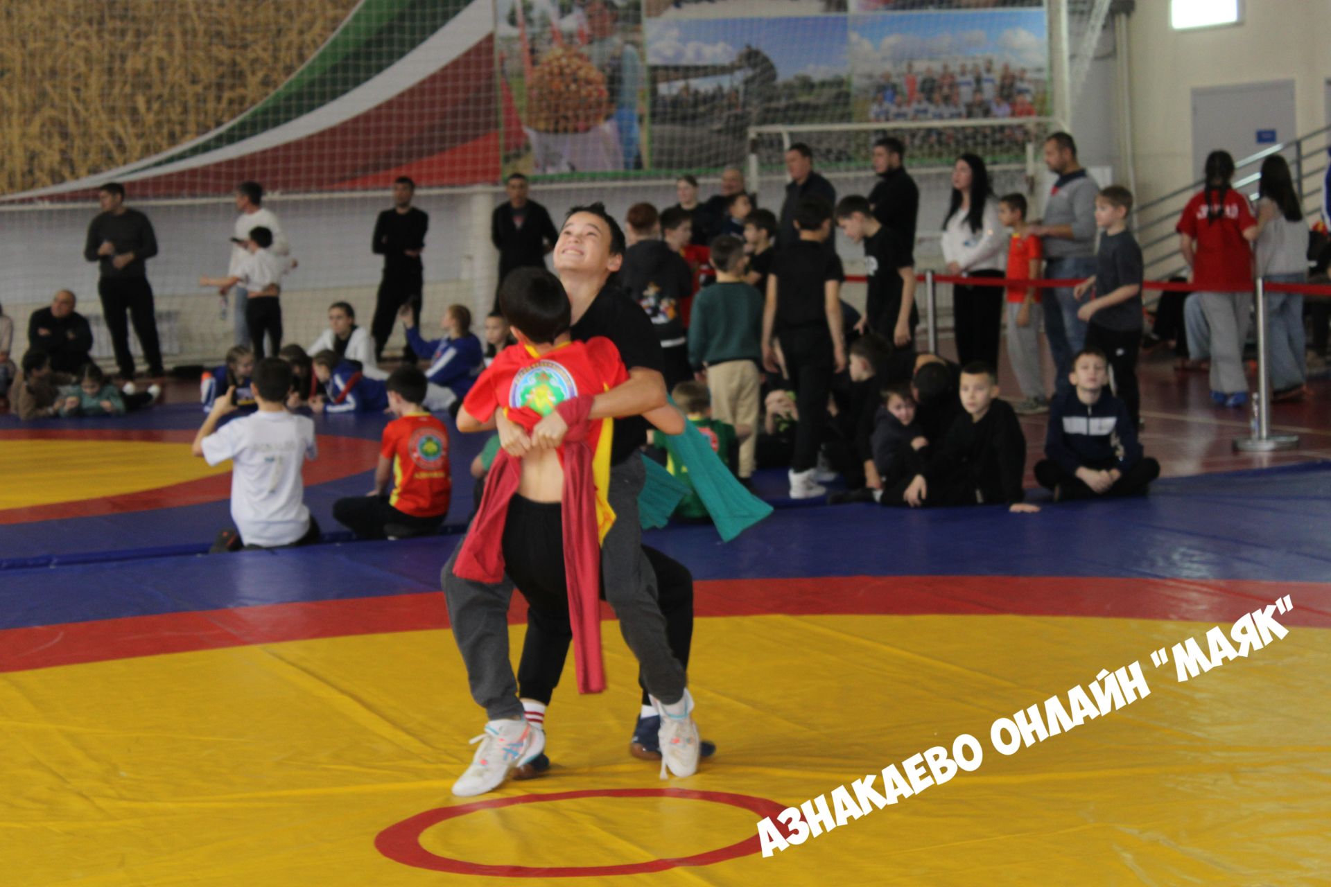 В Азнакаево проходит турнир по борьбе на Кубок главы района