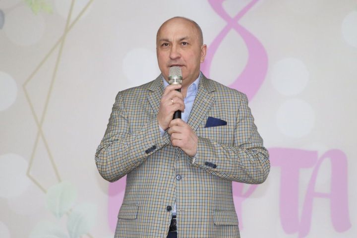 Азнакай муниципаль районы башлыгы гүзәл затларны бәйрәм белән котлады