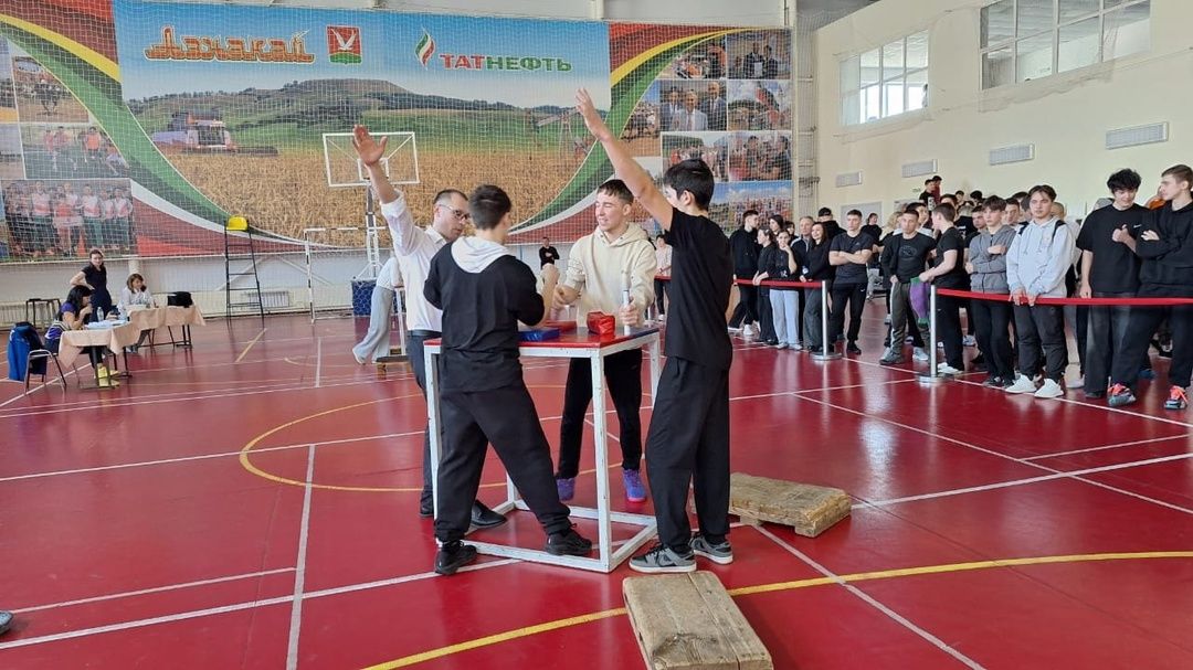 Районный турнир по армрестлингу на Кубок Федерации прошёл в «Чатыр-Тау Арене»