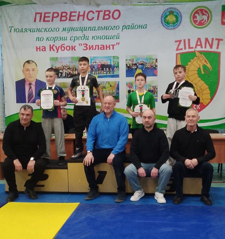 Азнакайның яшь көрәшчесе медаль арты медаль яулый