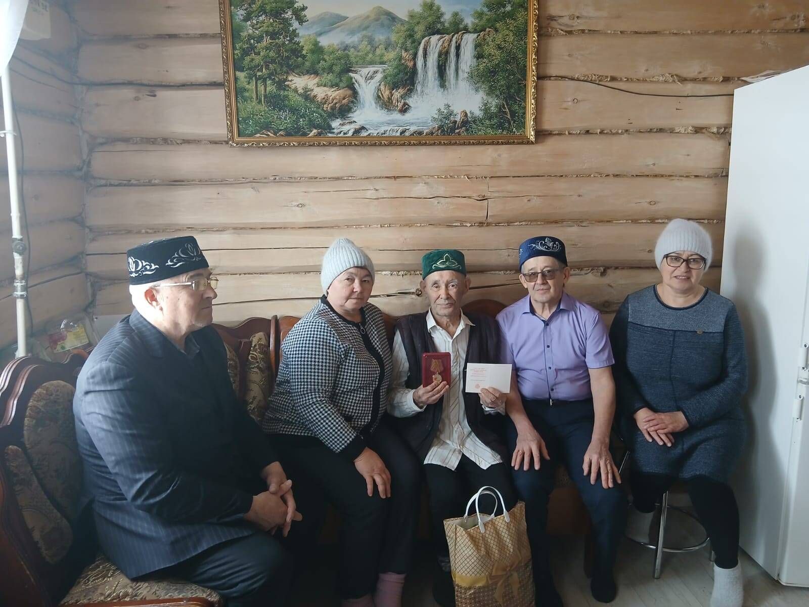 Азнакаевские ветераны и труженики тылы получают юбилейные медали к 80-летию Победы