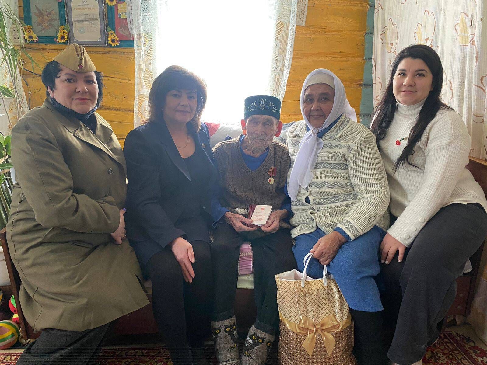 Азнакаевские ветераны и труженики тылы получают юбилейные медали к 80-летию Победы