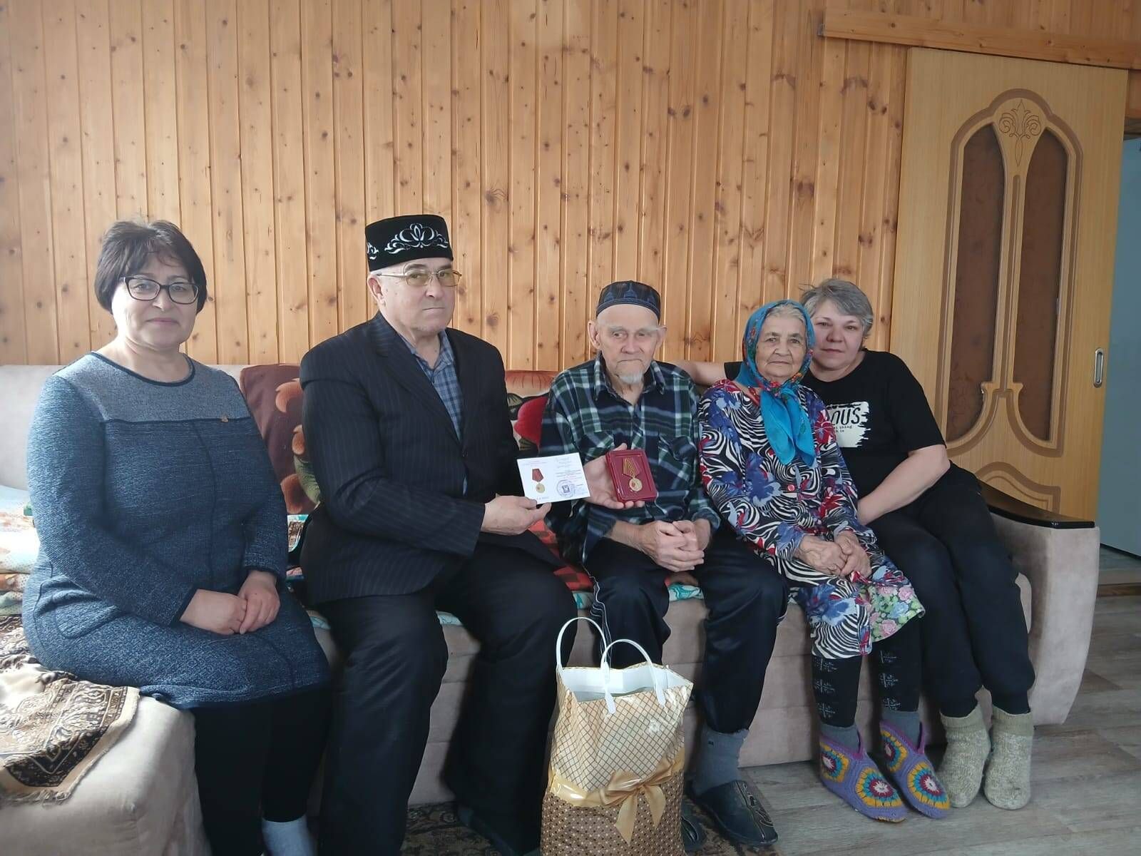 Азнакаевские ветераны и труженики тылы получают юбилейные медали к 80-летию Победы