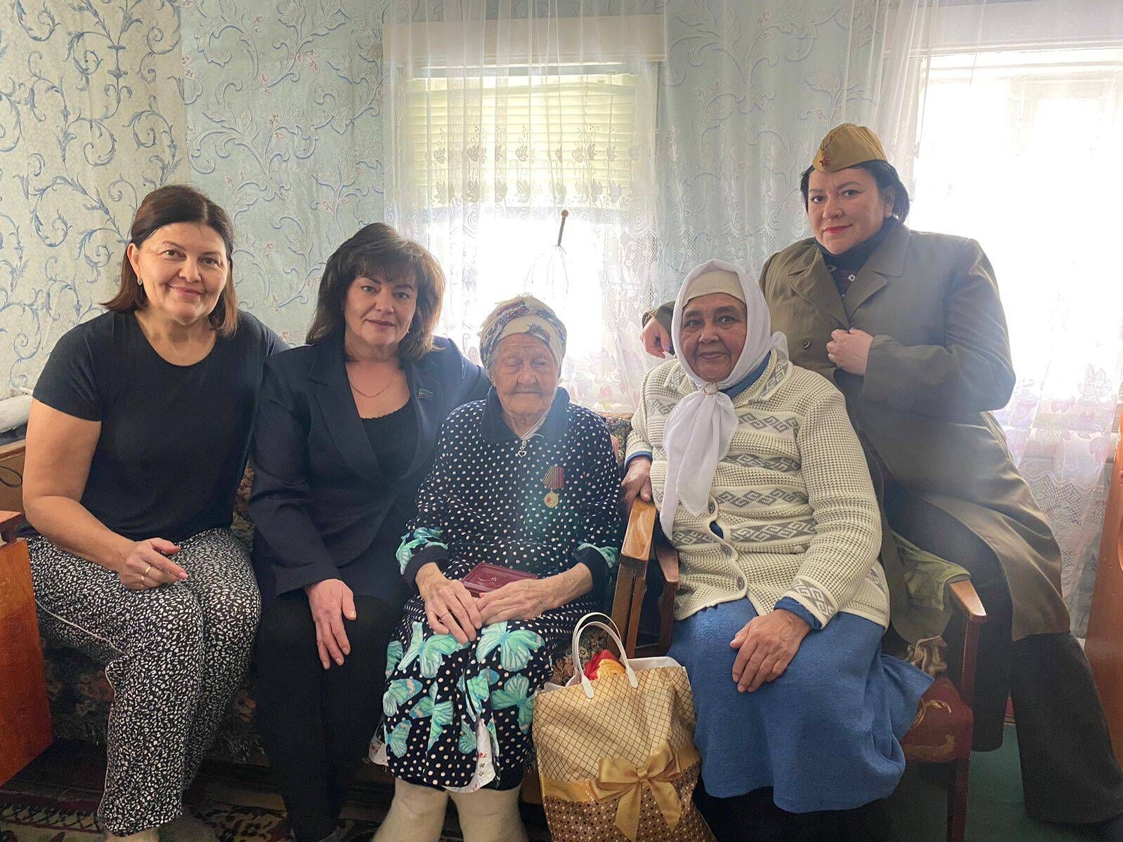 Азнакаевские ветераны и труженики тылы получают юбилейные медали к 80-летию Победы