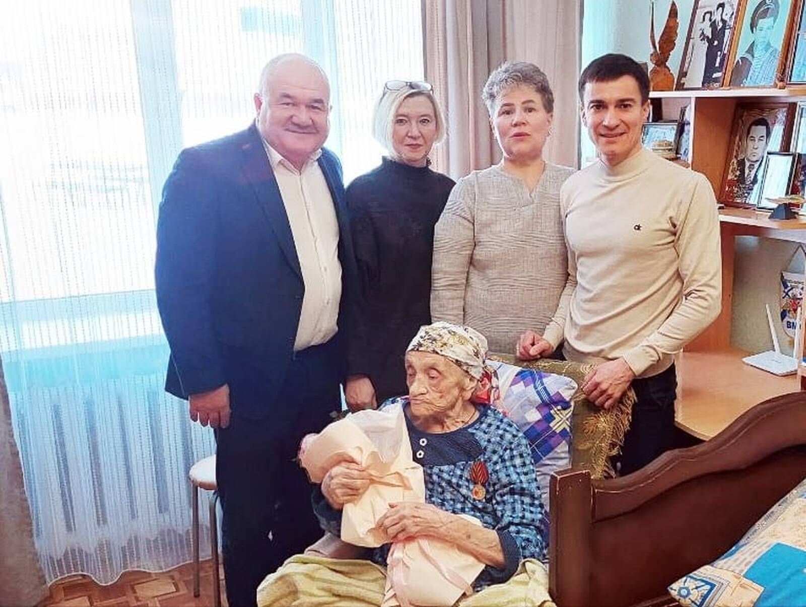 Азнакаевские ветераны и труженики тылы получают юбилейные медали к 80-летию Победы