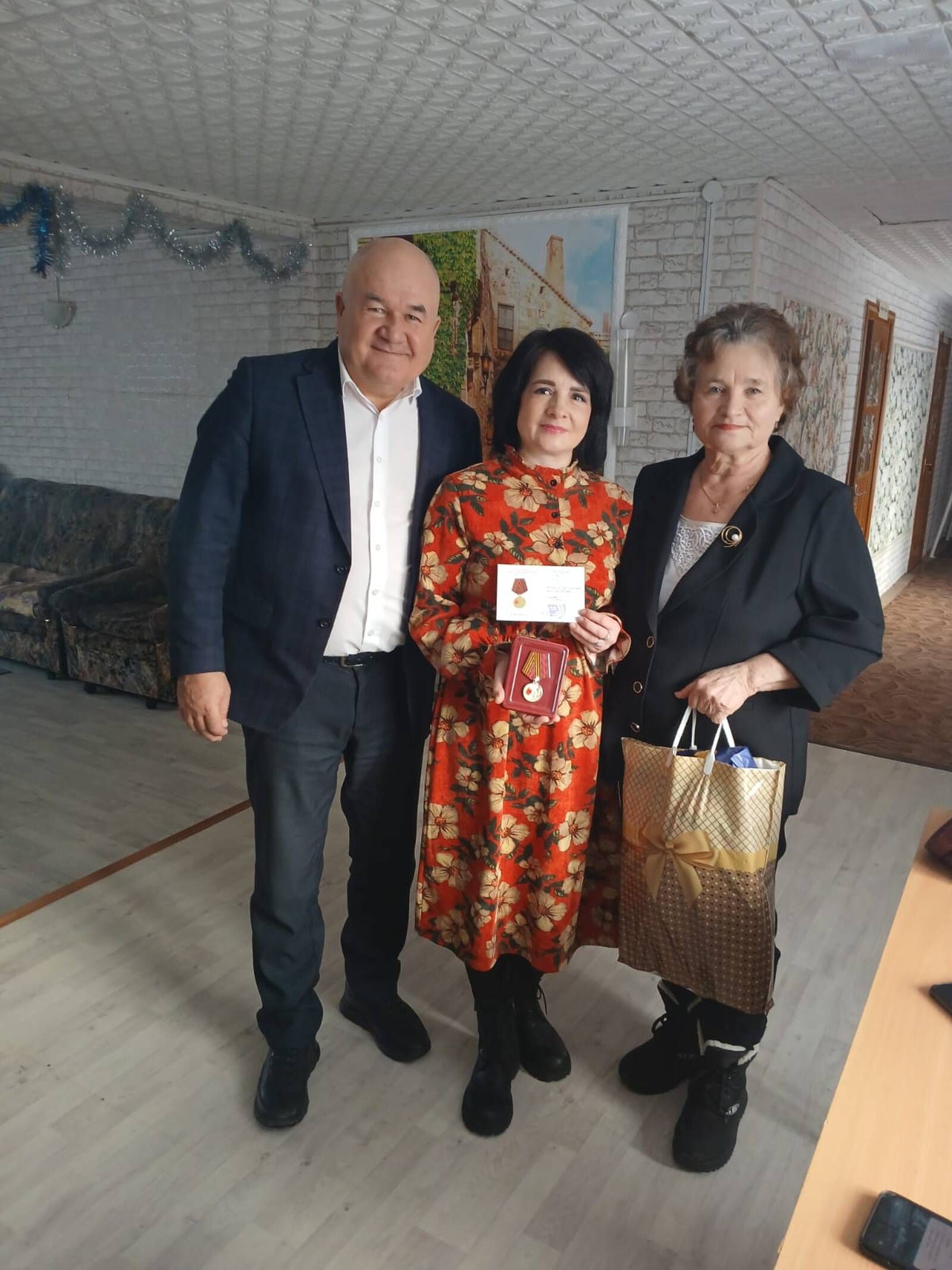 Азнакаевские ветераны и труженики тылы получают юбилейные медали к 80-летию Победы