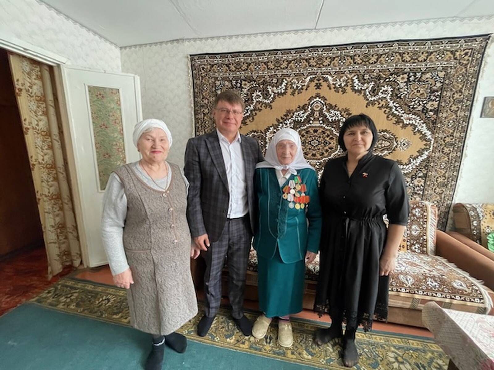 Азнакаевские ветераны и труженики тылы получают юбилейные медали к 80-летию Победы