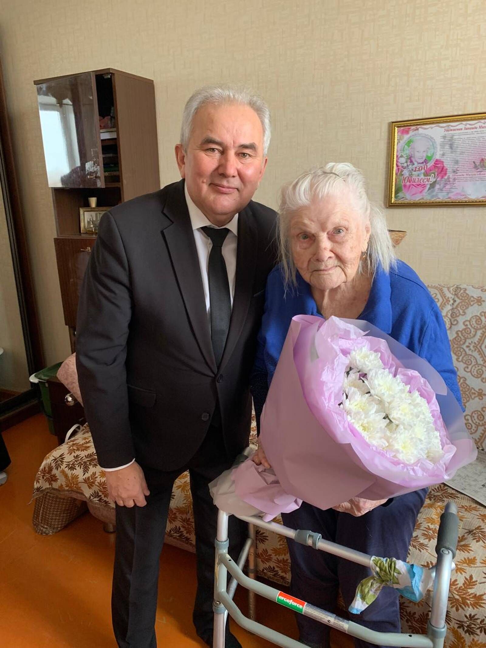 Азнакаевские ветераны и труженики тылы получают юбилейные медали к 80-летию Победы