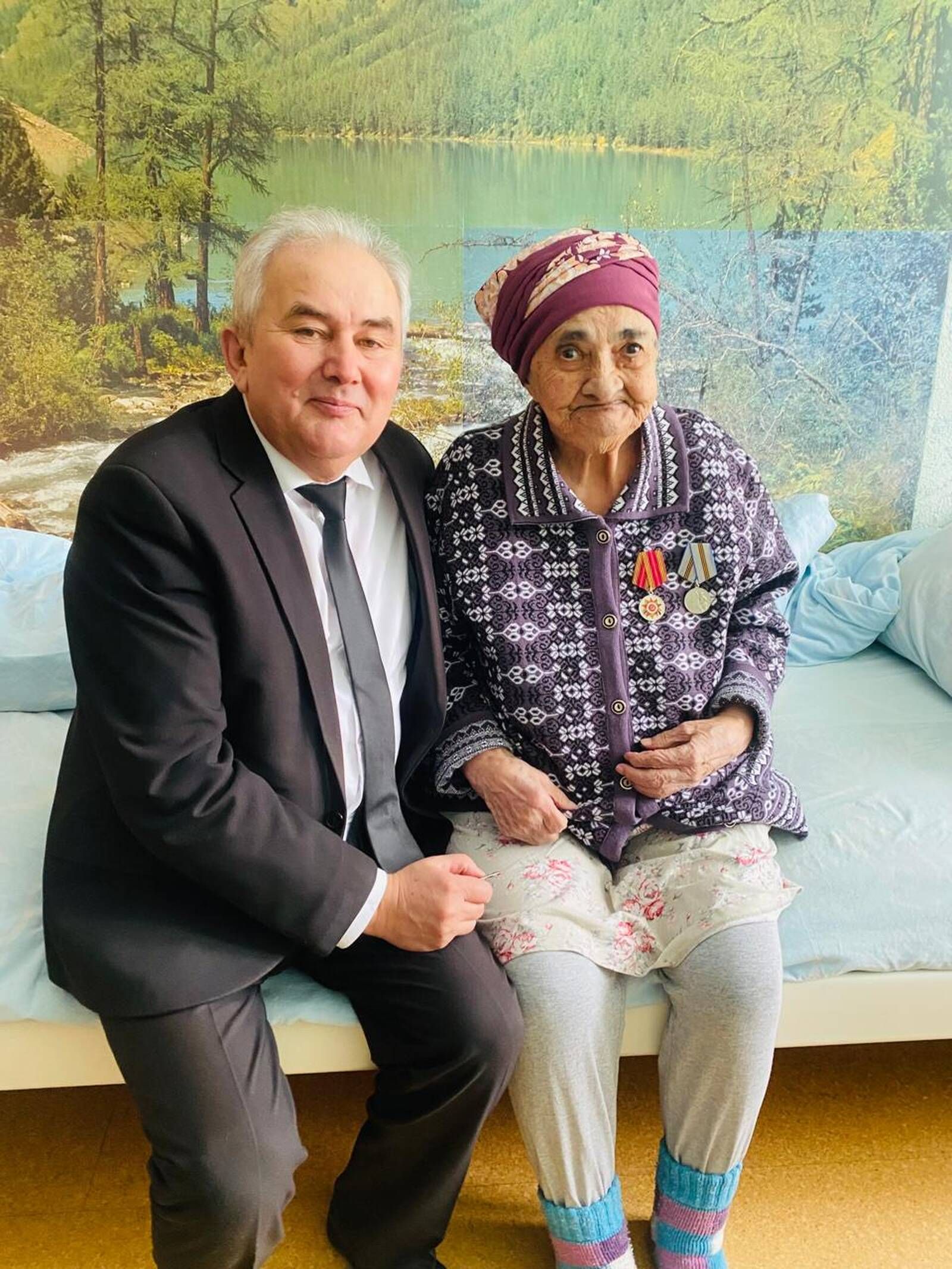 Азнакаевские ветераны и труженики тылы получают юбилейные медали к 80-летию Победы