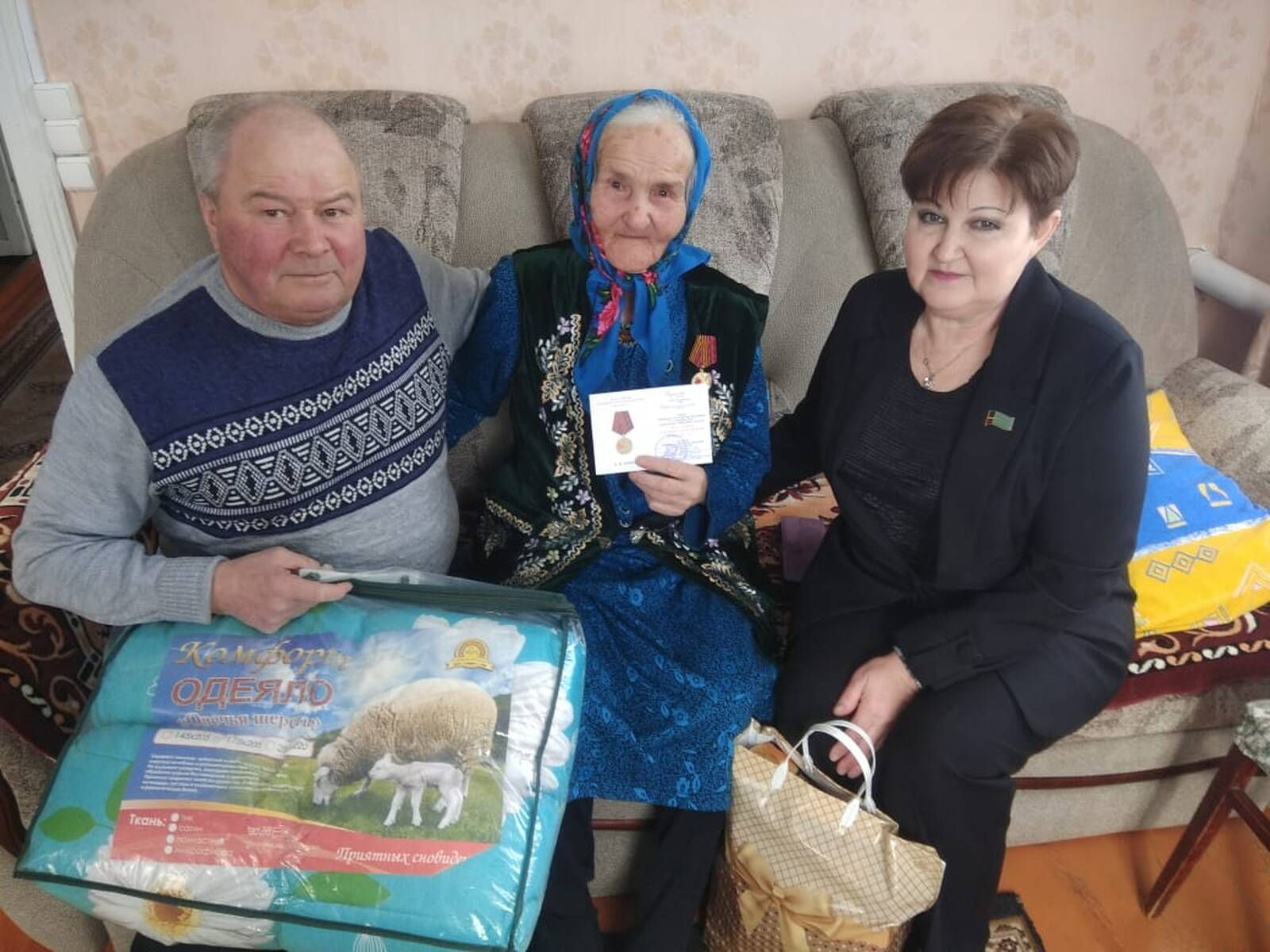 Азнакаевские ветераны и труженики тылы получают юбилейные медали к 80-летию Победы