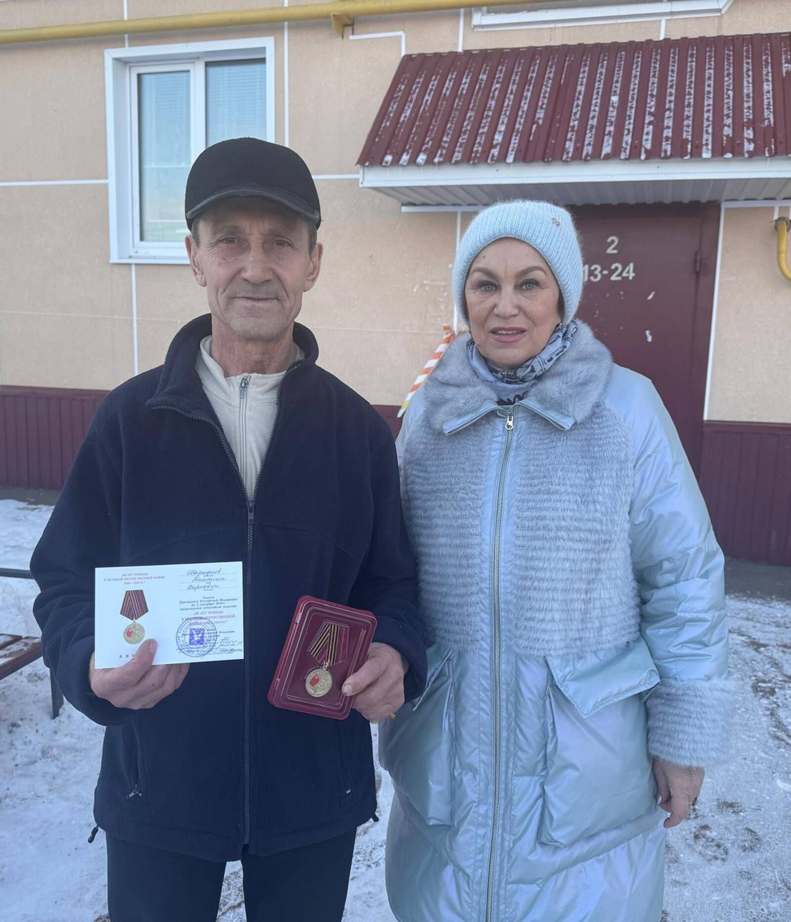 Азнакаевские ветераны и труженики тылы получают юбилейные медали к 80-летию Победы