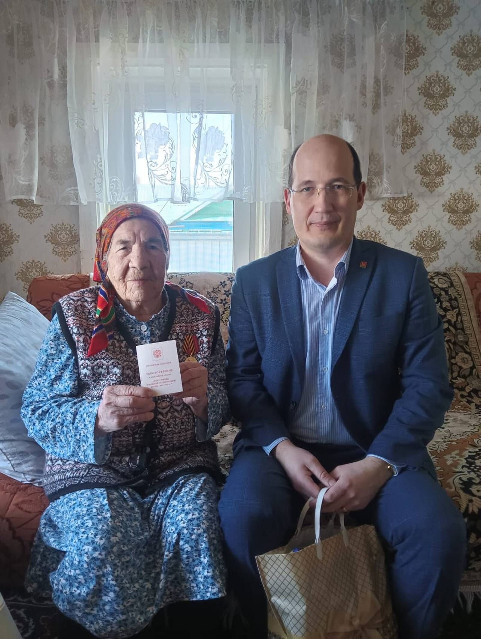 Азнакаевские ветераны и труженики тылы получают юбилейные медали к 80-летию Победы