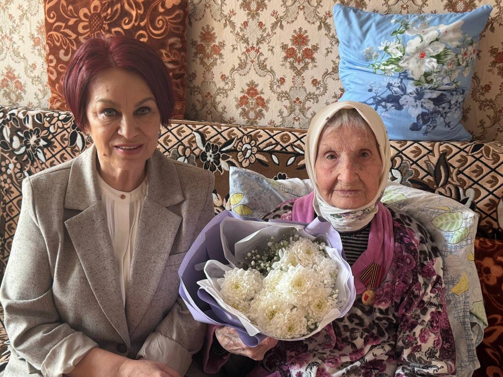 Азнакаевские ветераны и труженики тылы получают юбилейные медали к 80-летию Победы