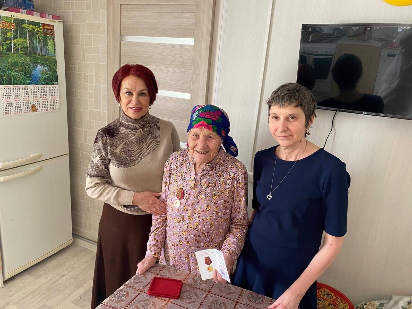 Азнакаевские ветераны и труженики тылы получают юбилейные медали к 80-летию Победы