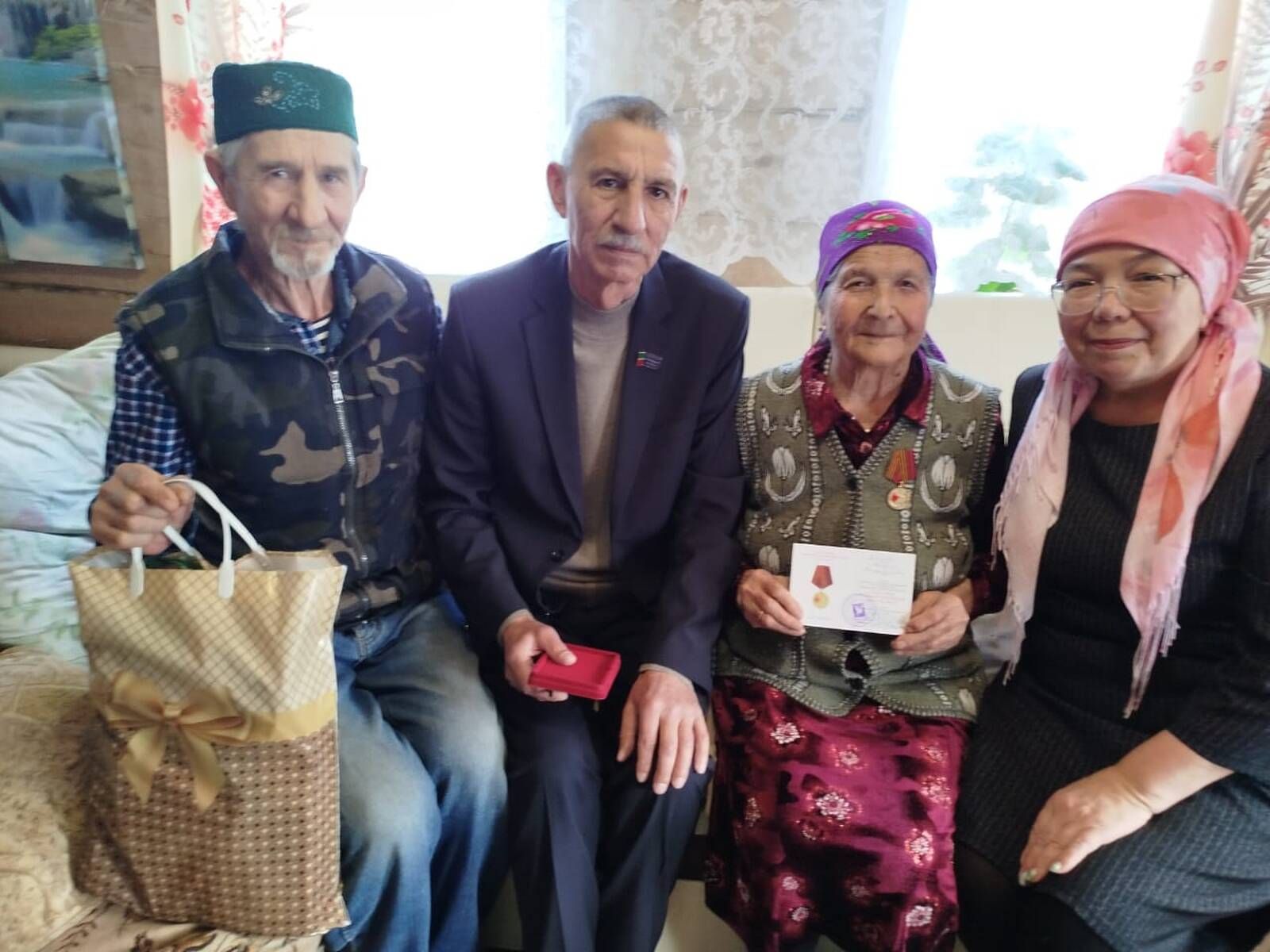 Азнакаевские ветераны и труженики тылы получают юбилейные медали к 80-летию Победы