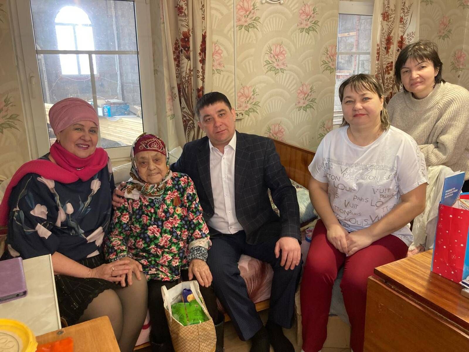 Азнакаевские ветераны и труженики тылы получают юбилейные медали к 80-летию Победы