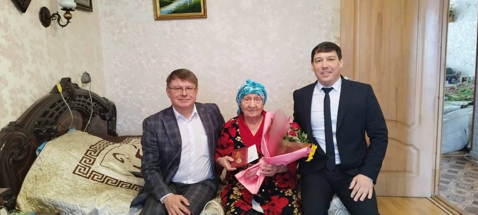 Азнакаевские ветераны и труженики тылы получают юбилейные медали к 80-летию Победы