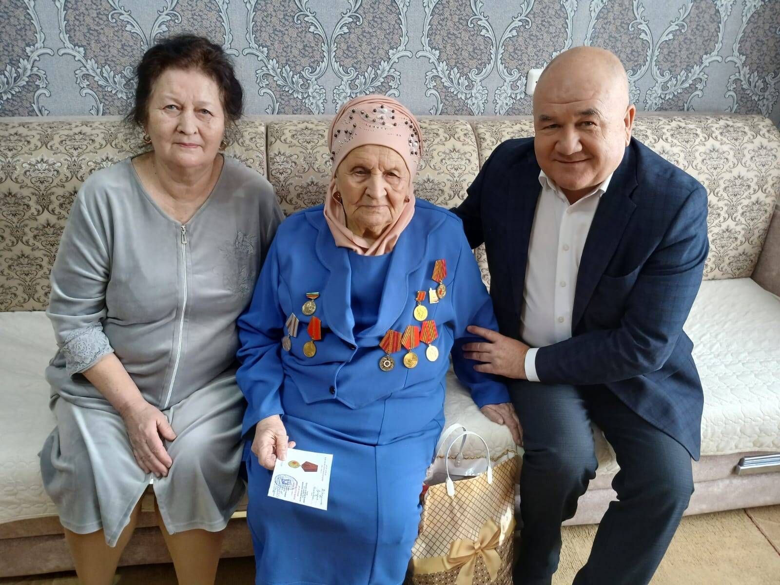 Азнакаевские ветераны и труженики тылы получают юбилейные медали к 80-летию Победы