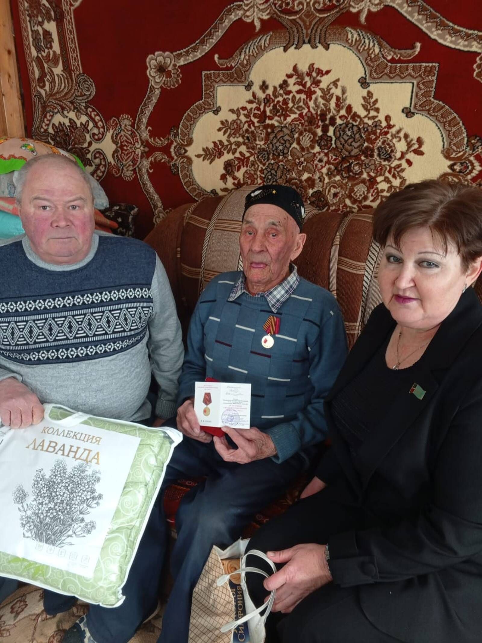 Азнакаевские ветераны и труженики тылы получают юбилейные медали к 80-летию Победы