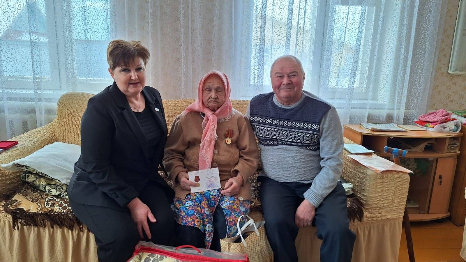 Азнакаевские ветераны и труженики тылы получают юбилейные медали к 80-летию Победы