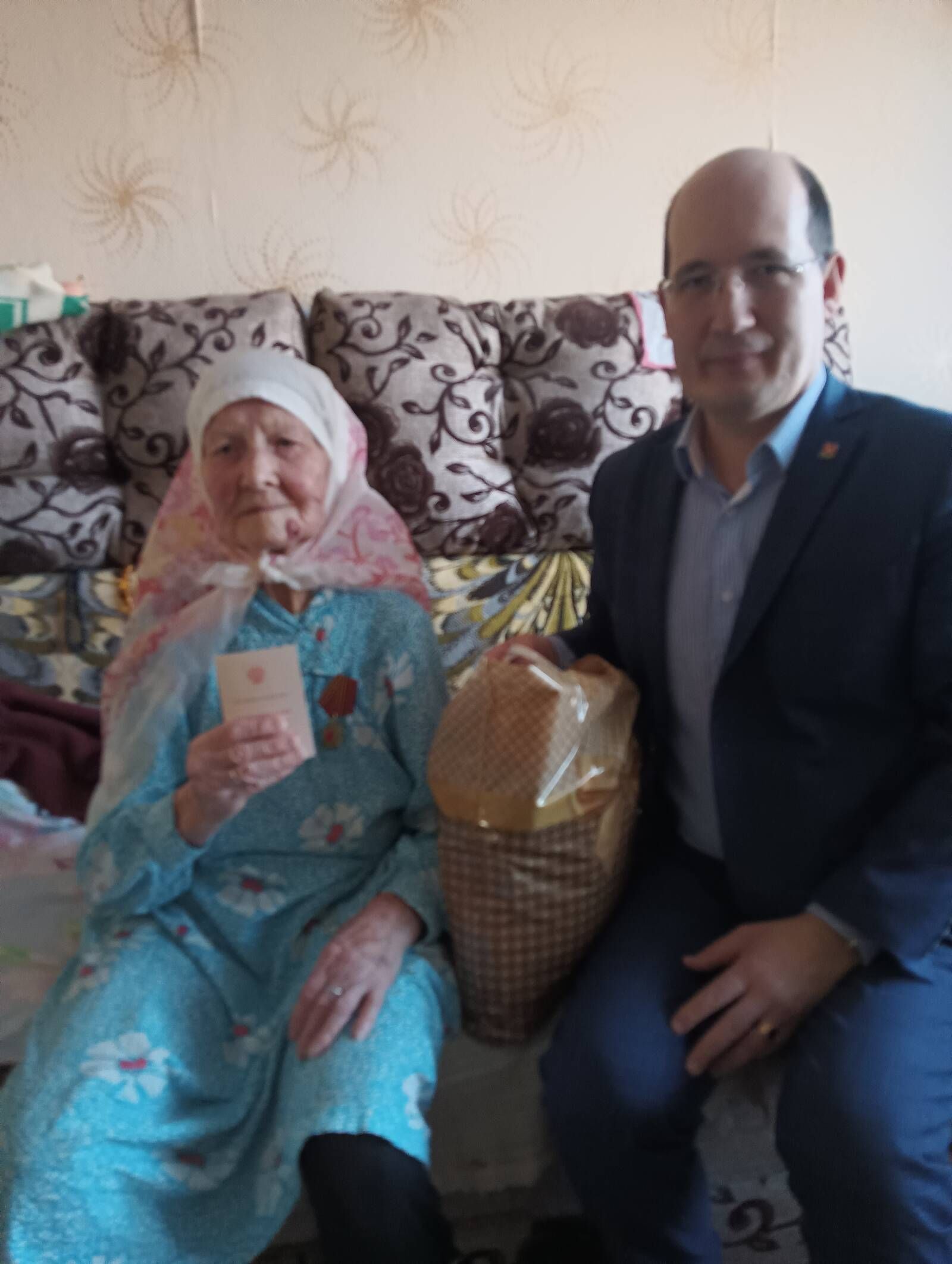 Азнакаевские ветераны и труженики тылы получают юбилейные медали к 80-летию Победы