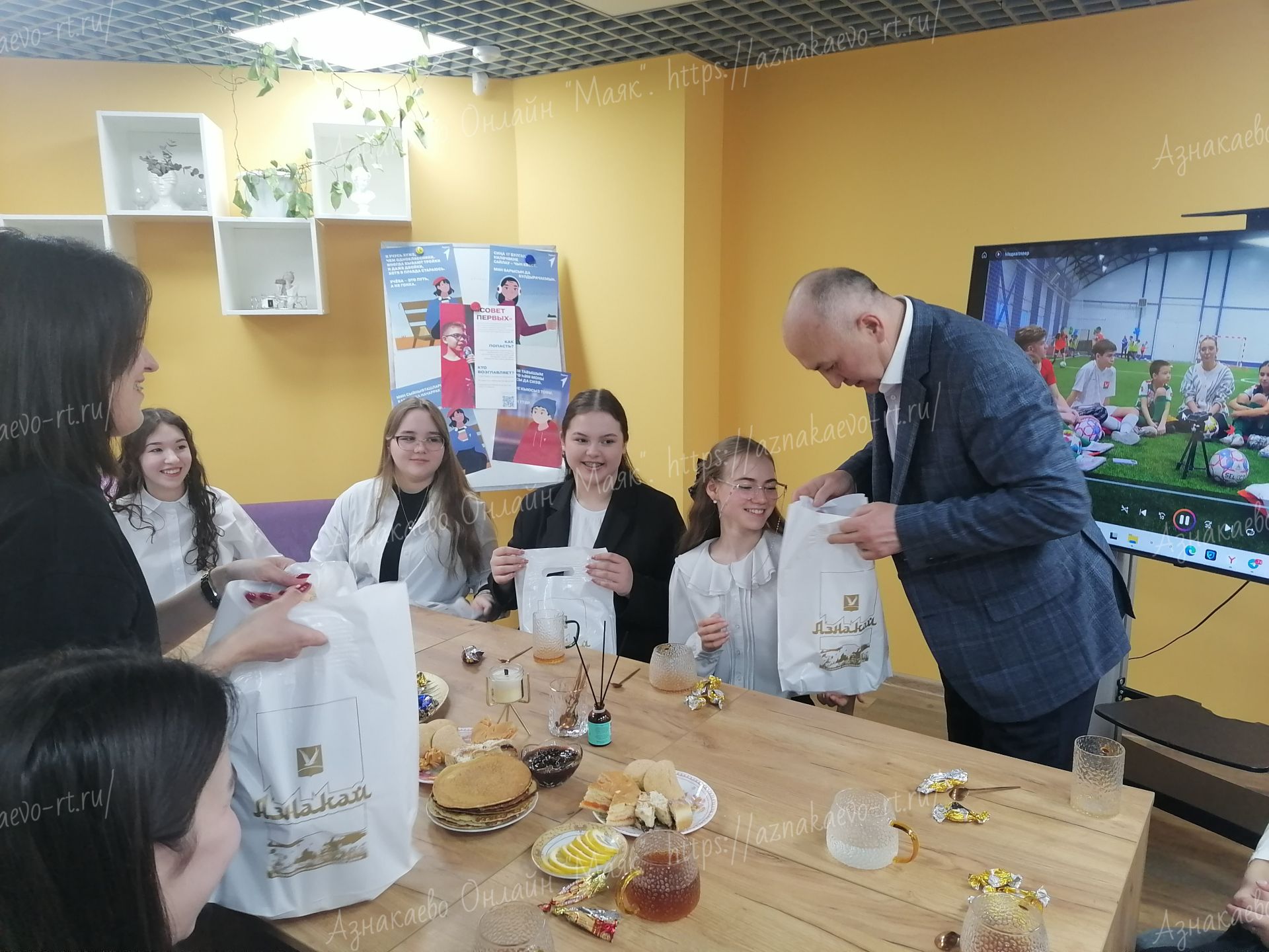 Официальная встреча за чашкой чая