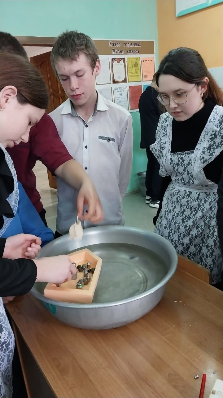 На уроке физики создают модели судна большой грузоподъемности