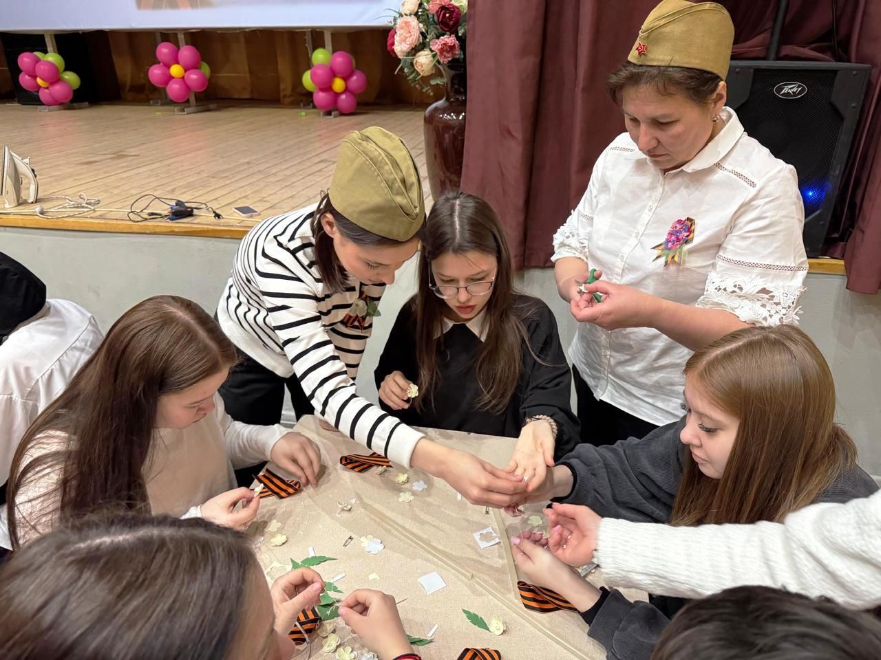В Культурном центре прошел мастер-класс «Георгиевская ленточка»