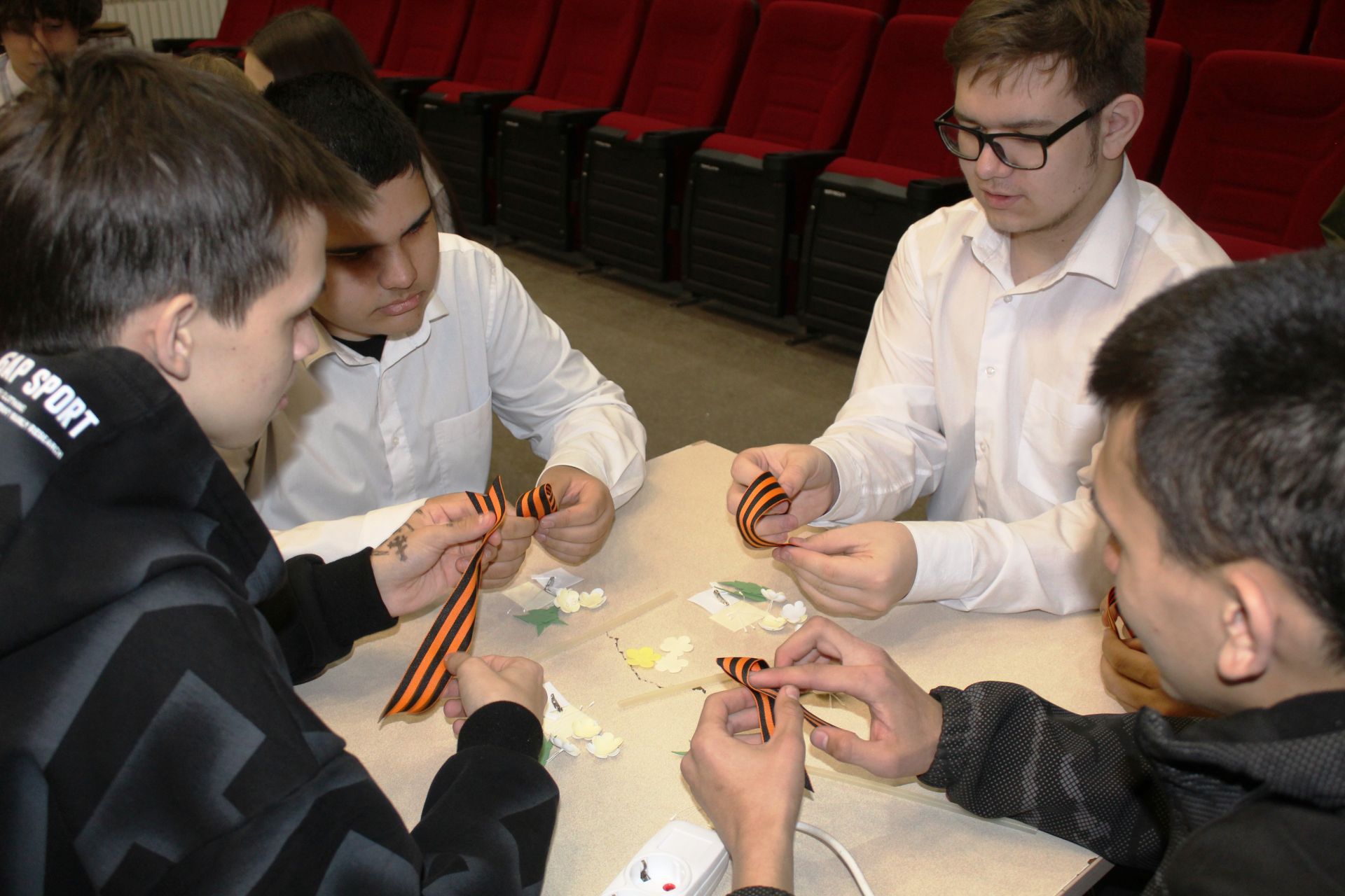 В Культурном центре прошел мастер-класс «Георгиевская ленточка»