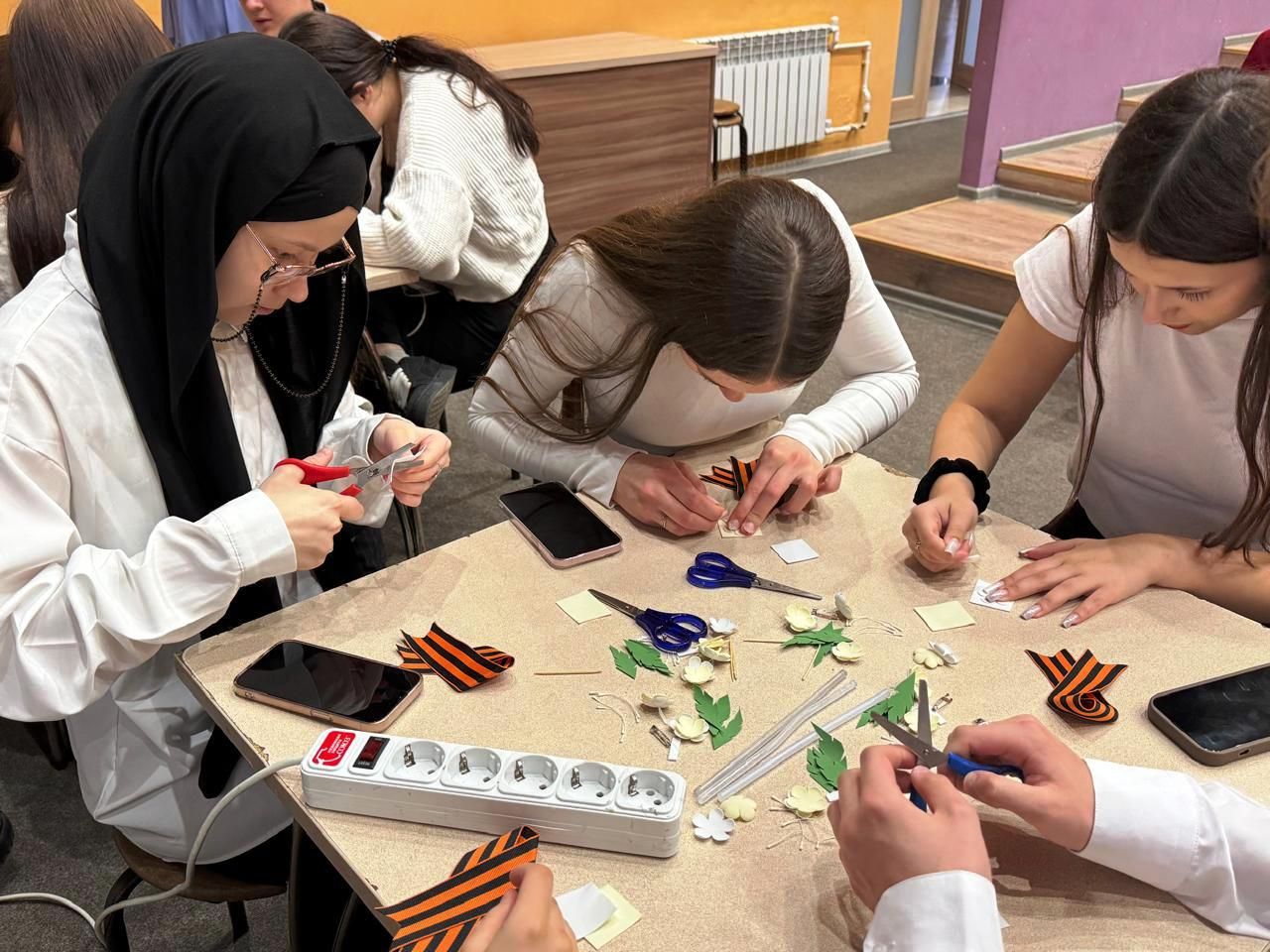 В Культурном центре прошел мастер-класс «Георгиевская ленточка»