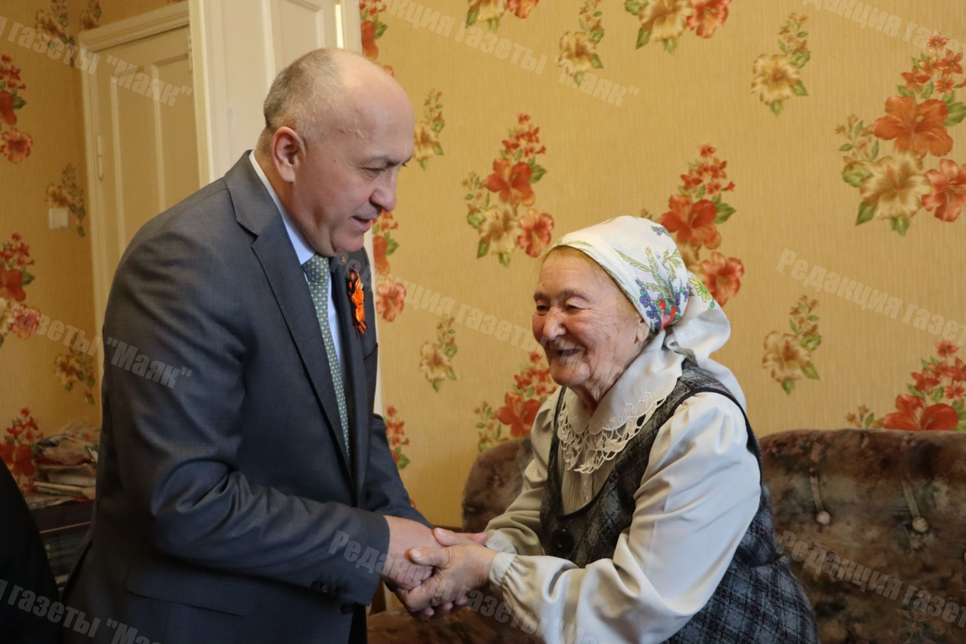 Глава Азнакаевского района поздравил тружениц тыла с Днем Победы