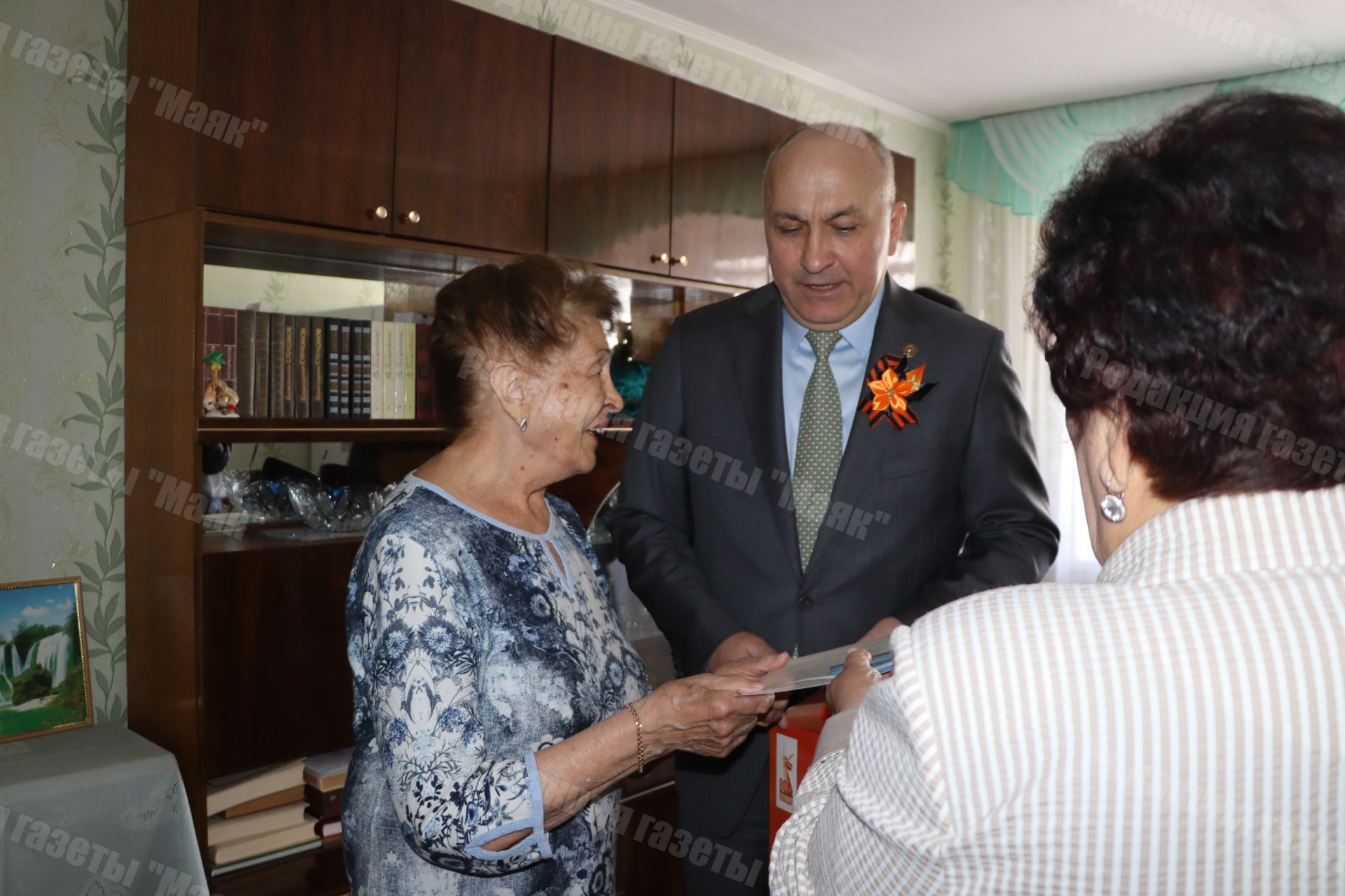 Глава Азнакаевского района поздравил тружениц тыла с Днем Победы