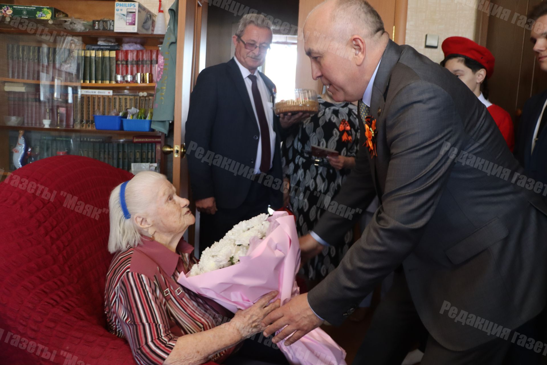 Глава Азнакаевского района поздравил тружениц тыла с Днем Победы
