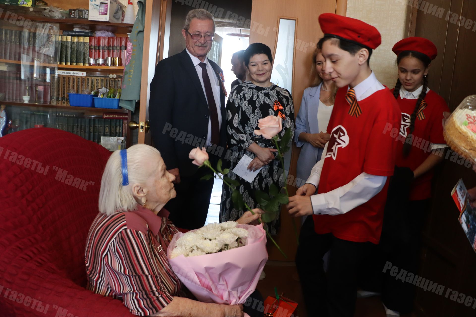 Глава Азнакаевского района поздравил тружениц тыла с Днем Победы