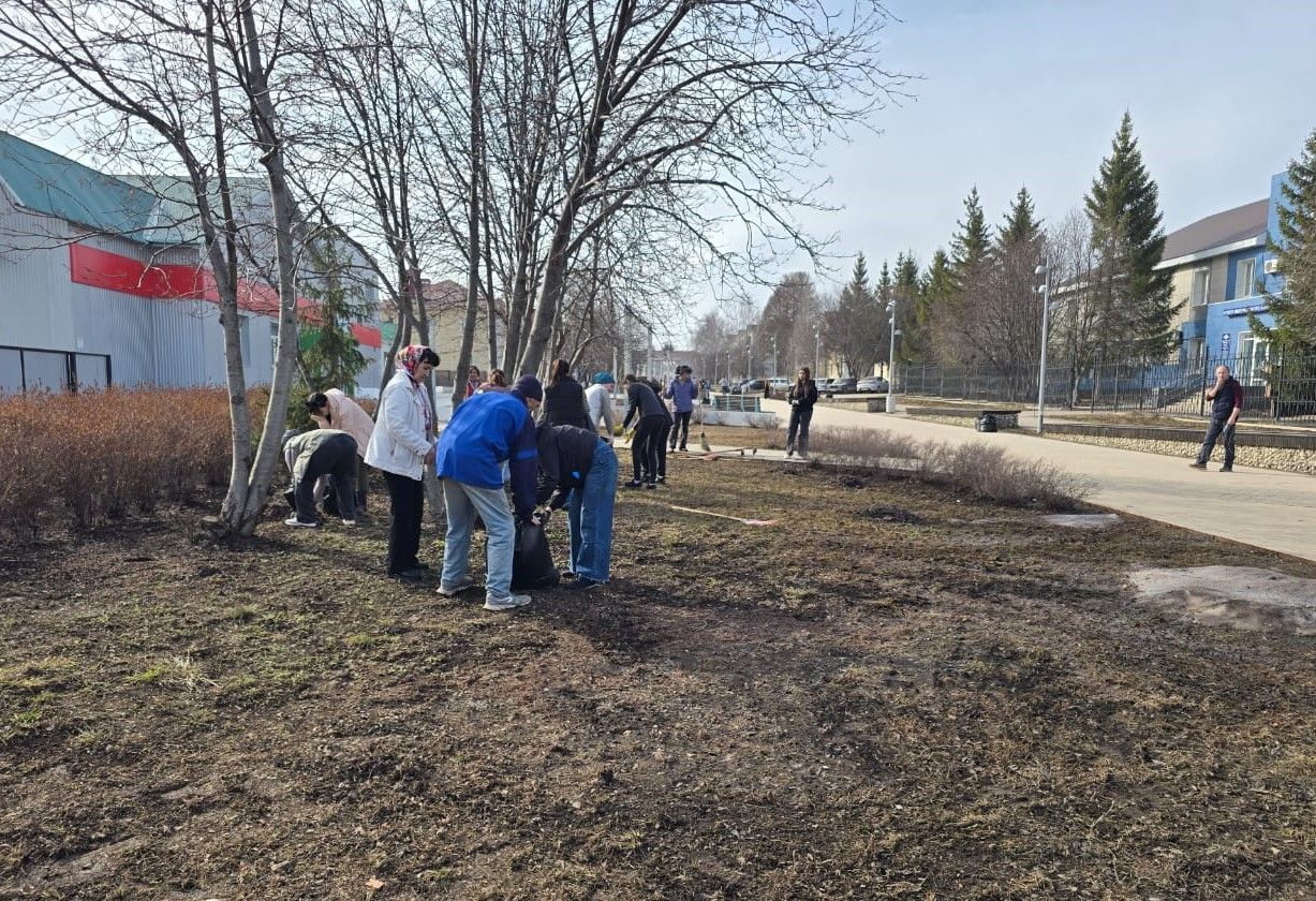 Азнакаевцы вышли на весенний субботник