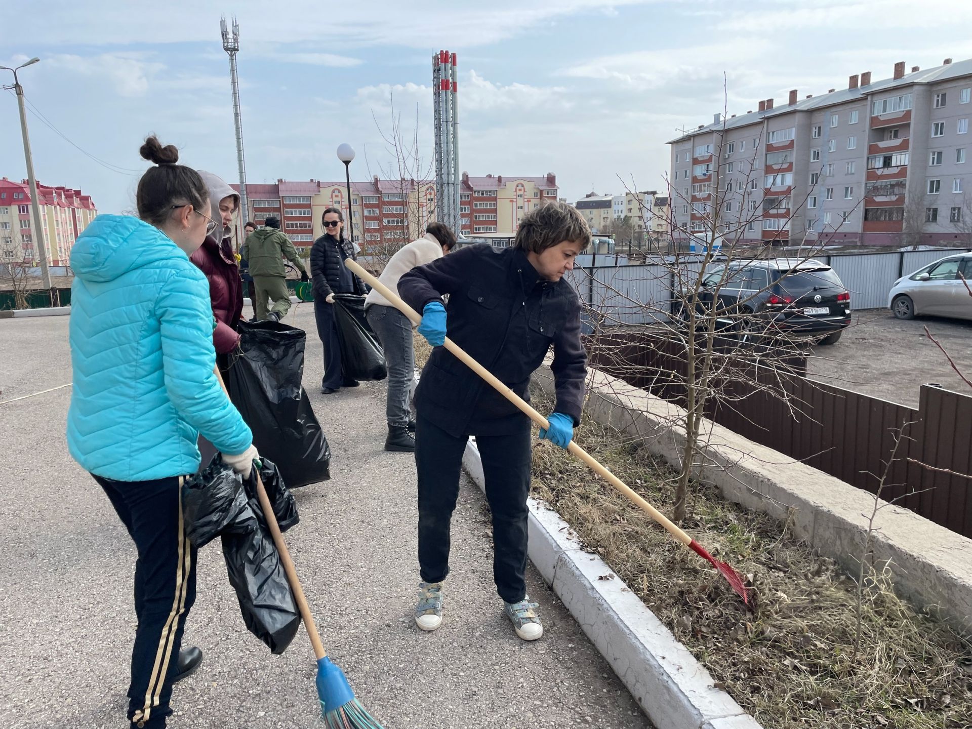 Азнакаевцы вышли на весенний субботник