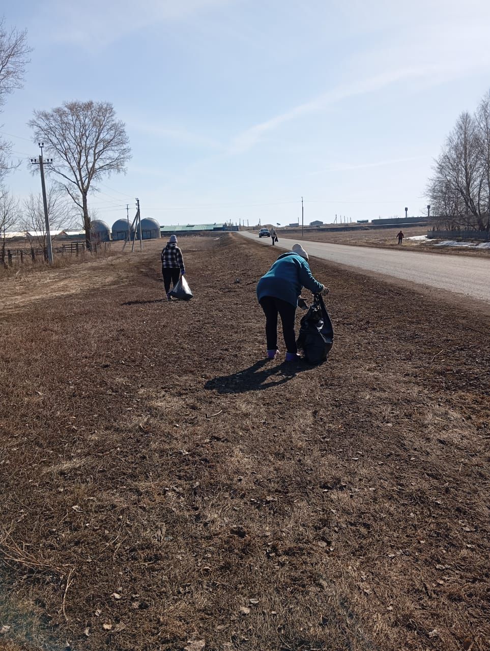 Азнакаевцы вышли на весенний субботник