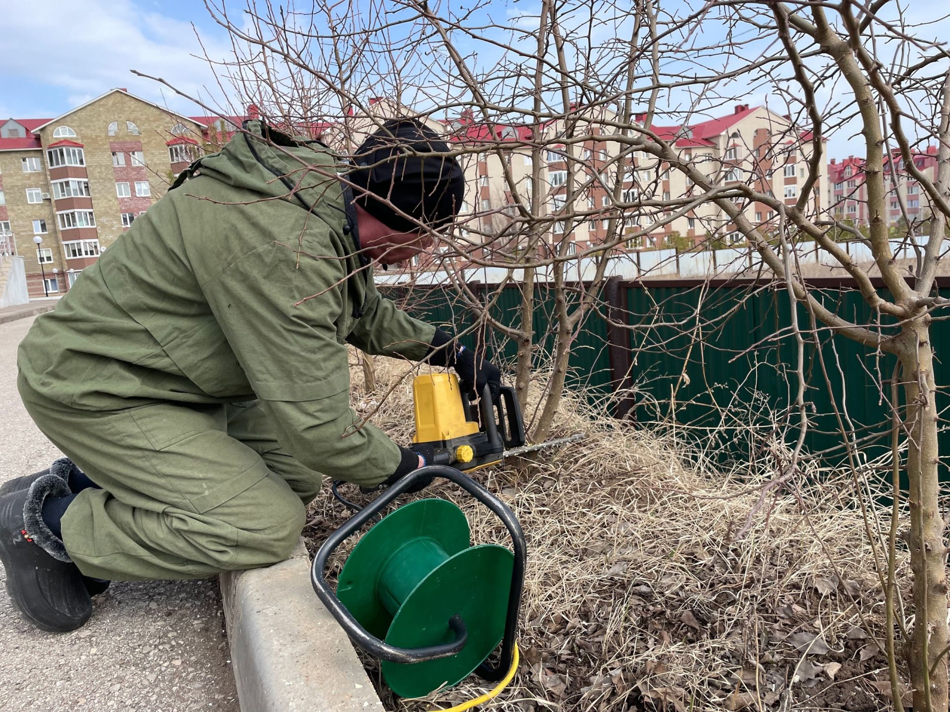 Азнакаевцы вышли на весенний субботник