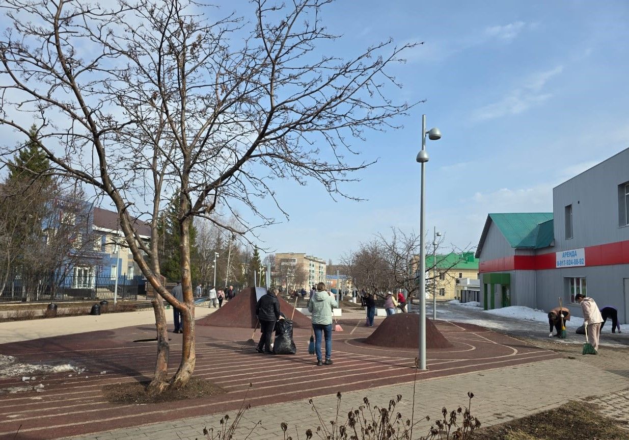 Азнакаевцы вышли на весенний субботник