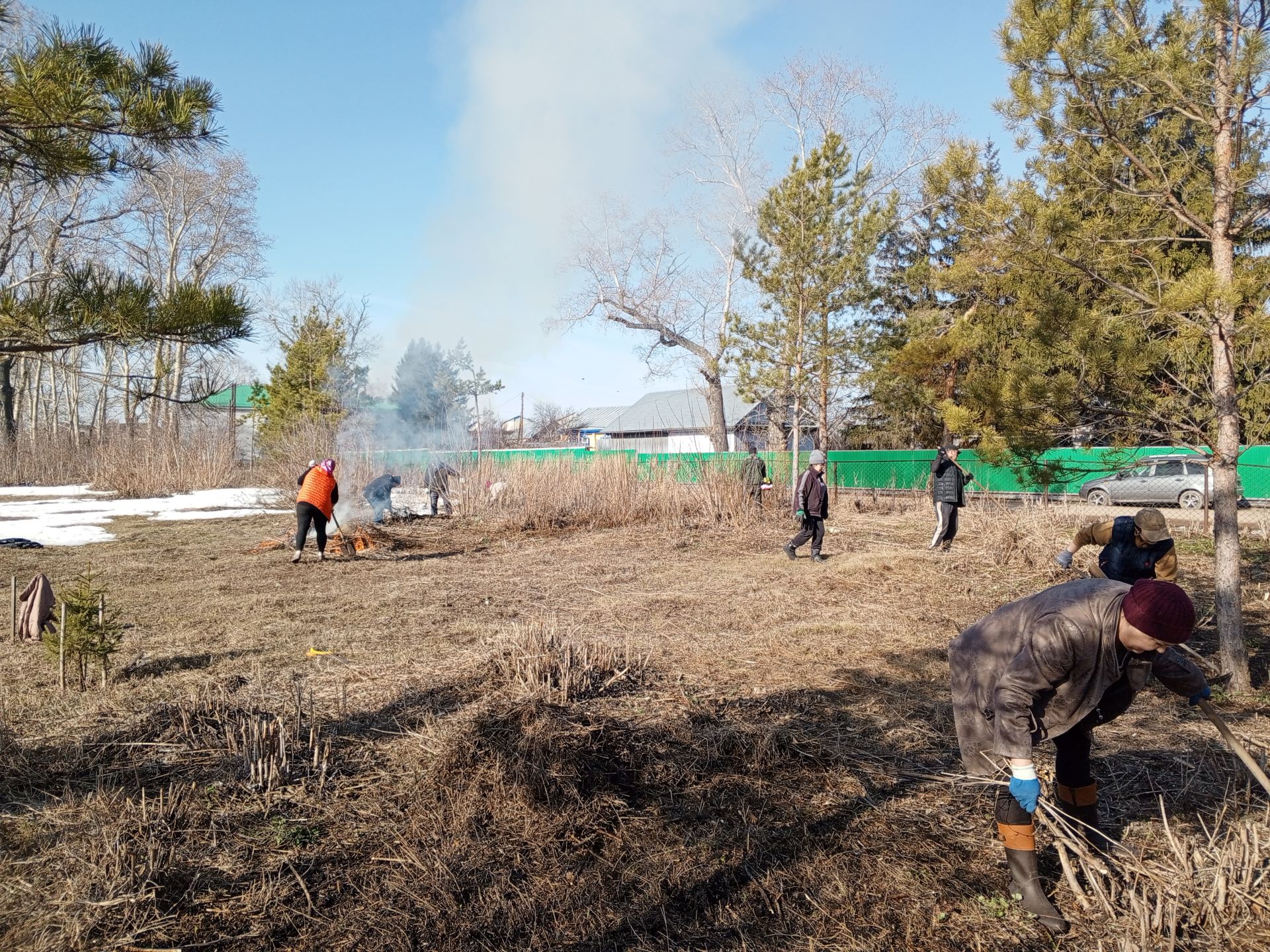 Азнакаевцы вышли на весенний субботник