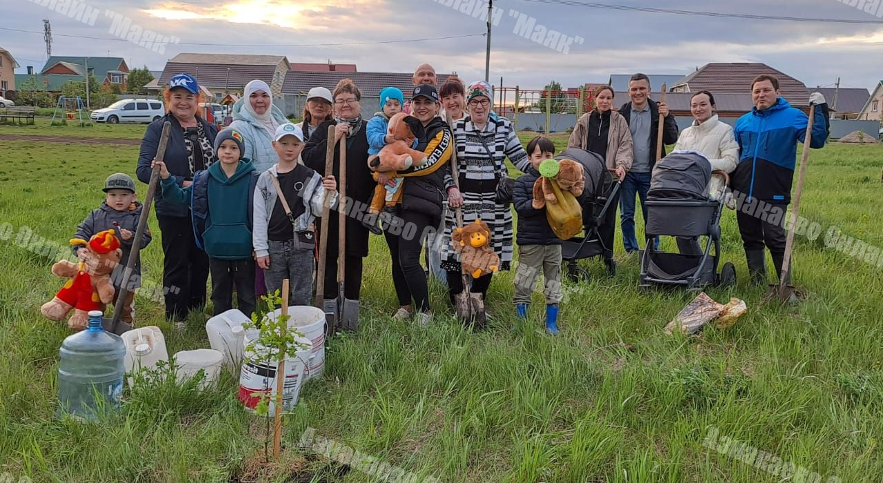 Монолитта яшәүчеләр гаиләләре белән агачлар утырттылар