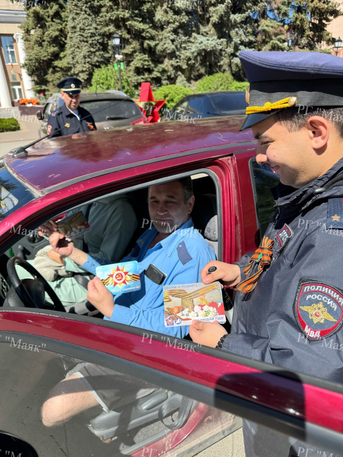 Инспекторы ДПС  поздравили жителей Азнакаево с Днем Победы